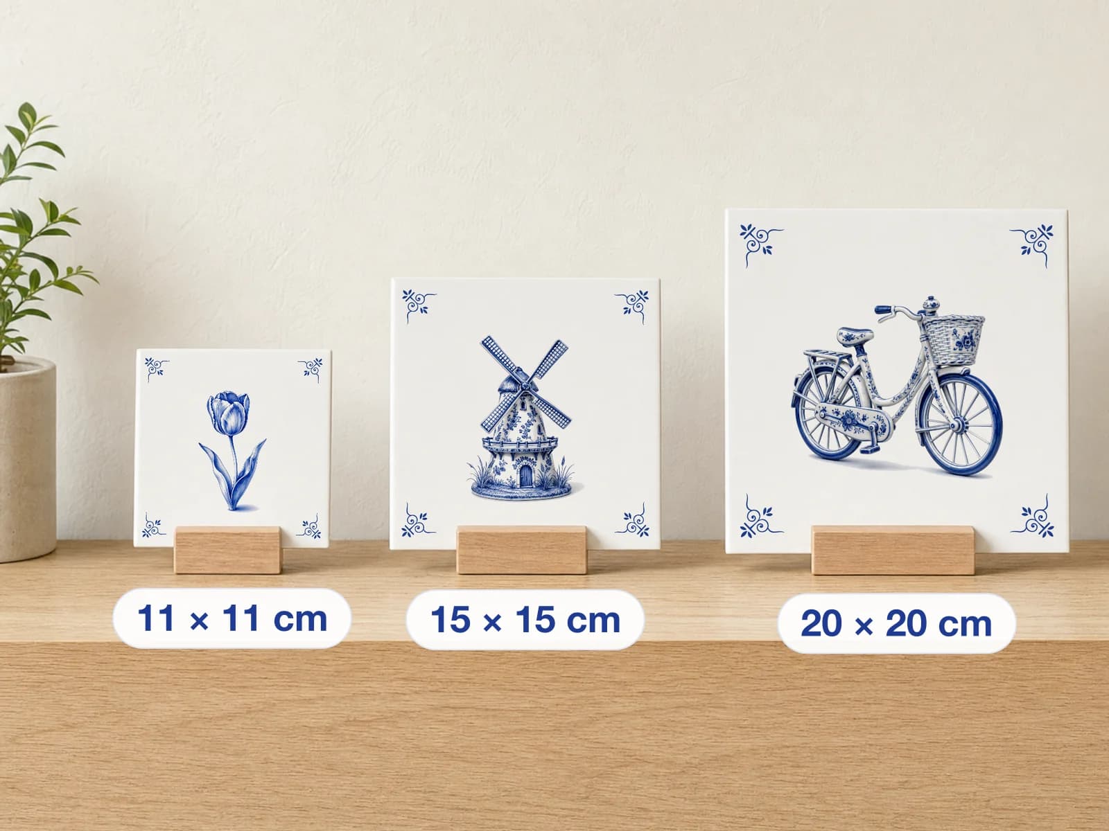 Drie Delfts blauwe tegeltjes naast elkaar op een plank: 11, 15 en 20 cm