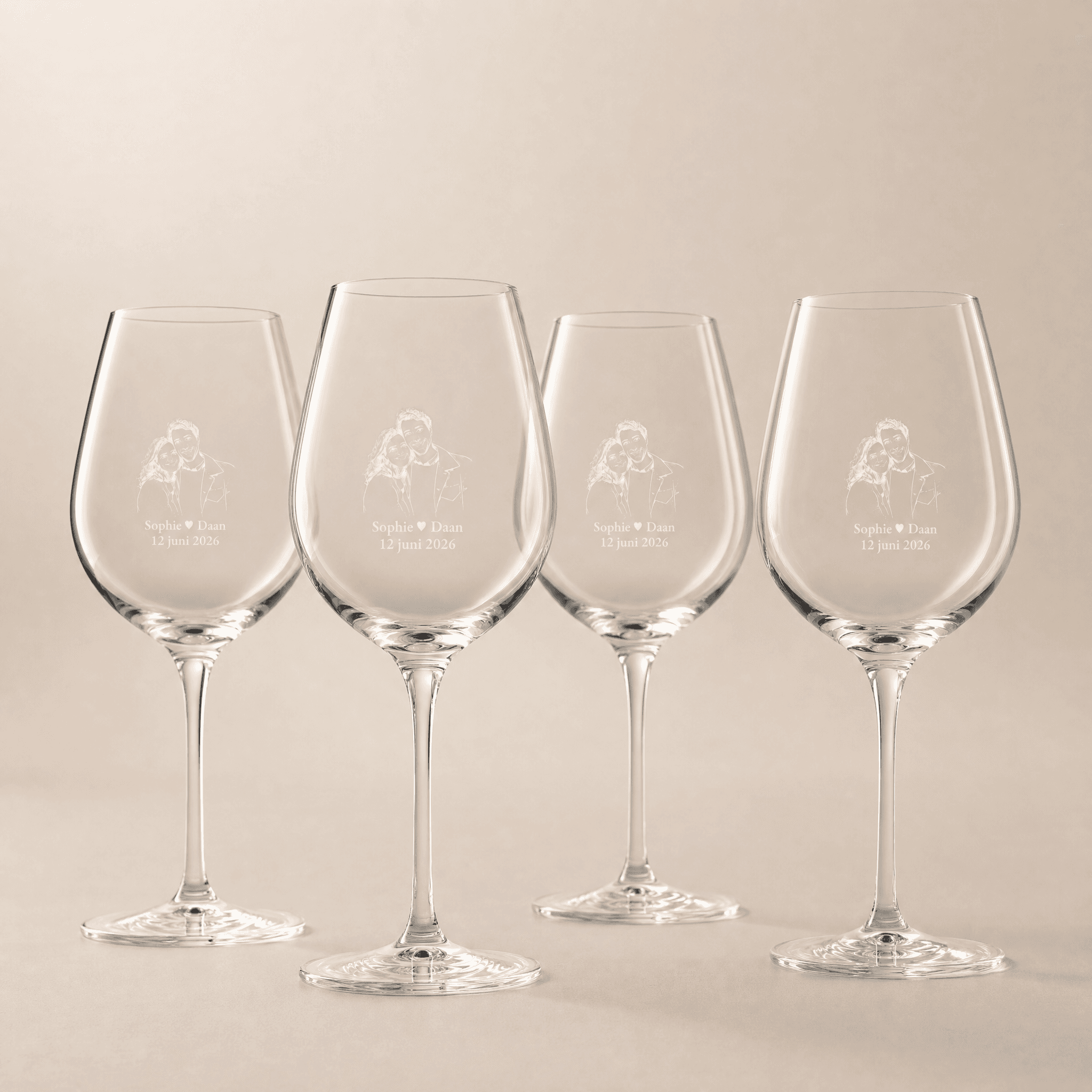 Set van 4 gegraveerde wijnglazen