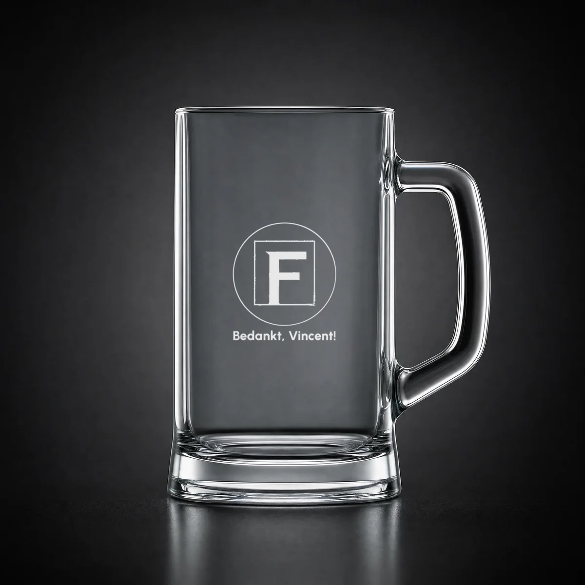 Jarra de cerveza con un logo de empresa grabado