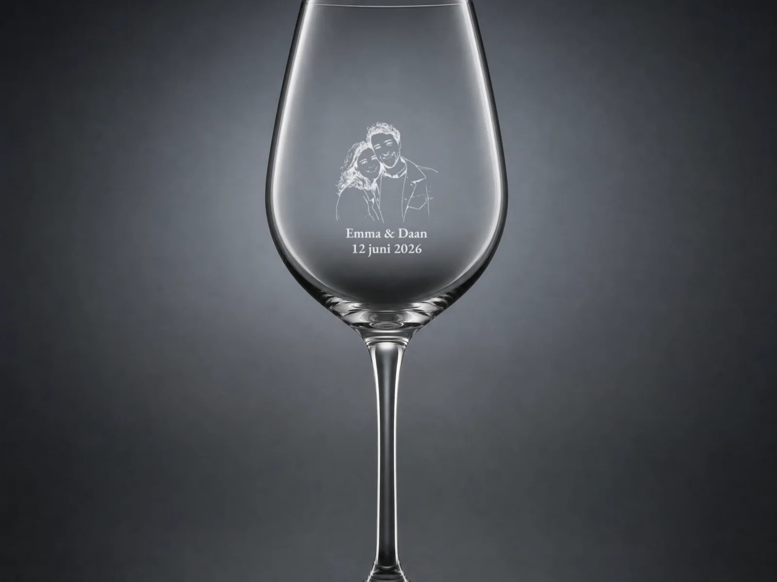Copa de vino grabada con un retrato a línea de una pareja y sus nombres