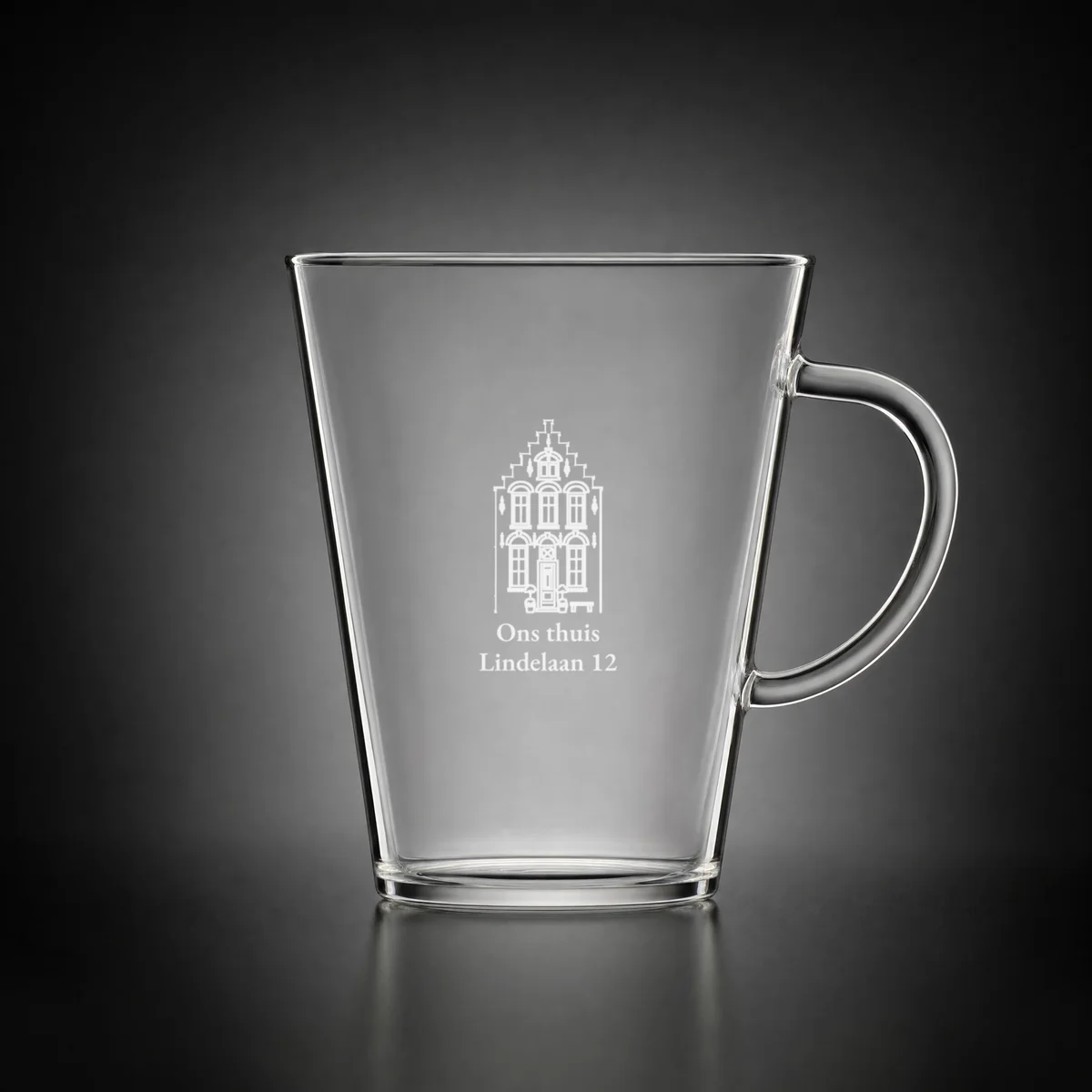 Vaso de té con el dibujo de una casa y la fecha de la mudanza