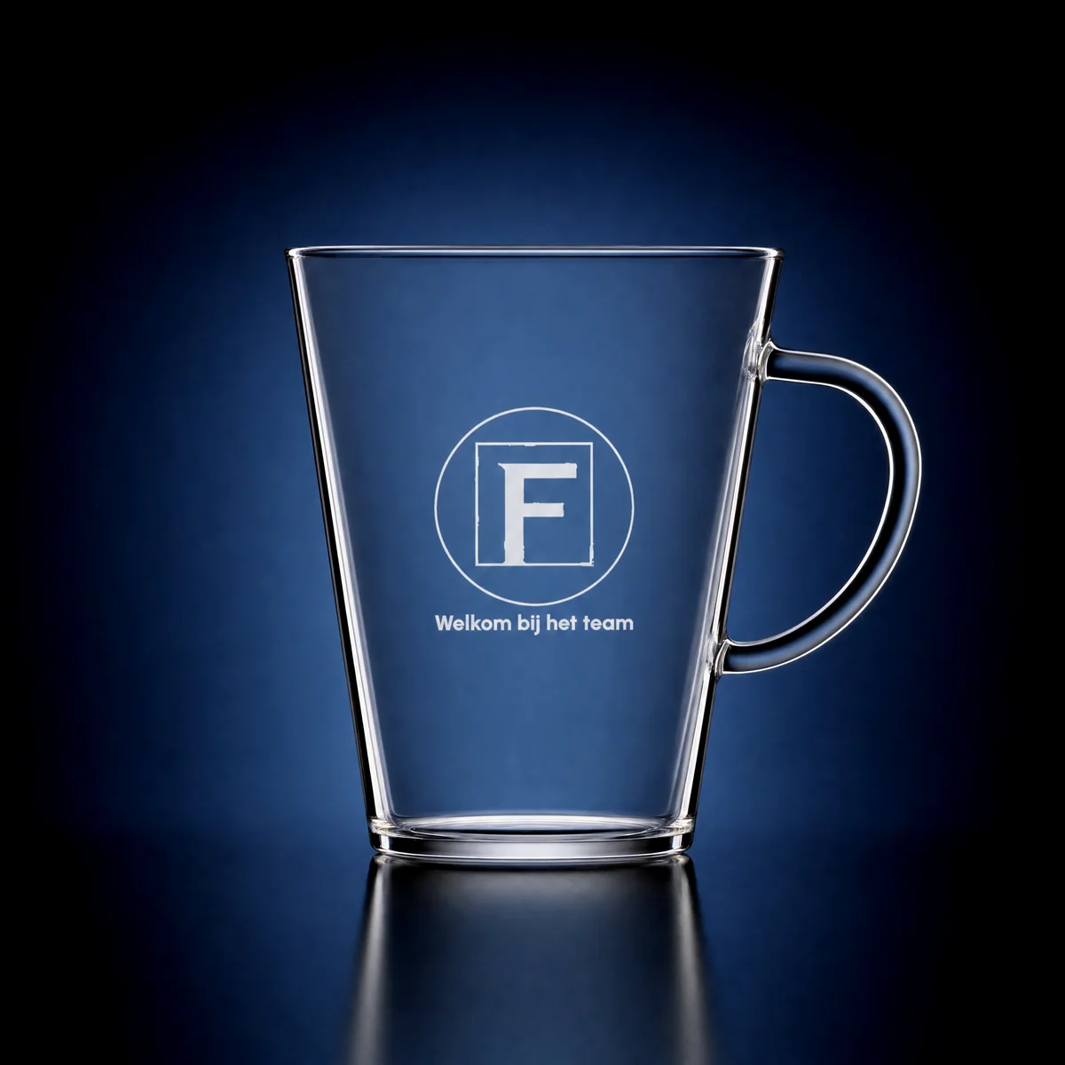 Theeglas met een gegraveerd logo en 'Welkom bij het team'
